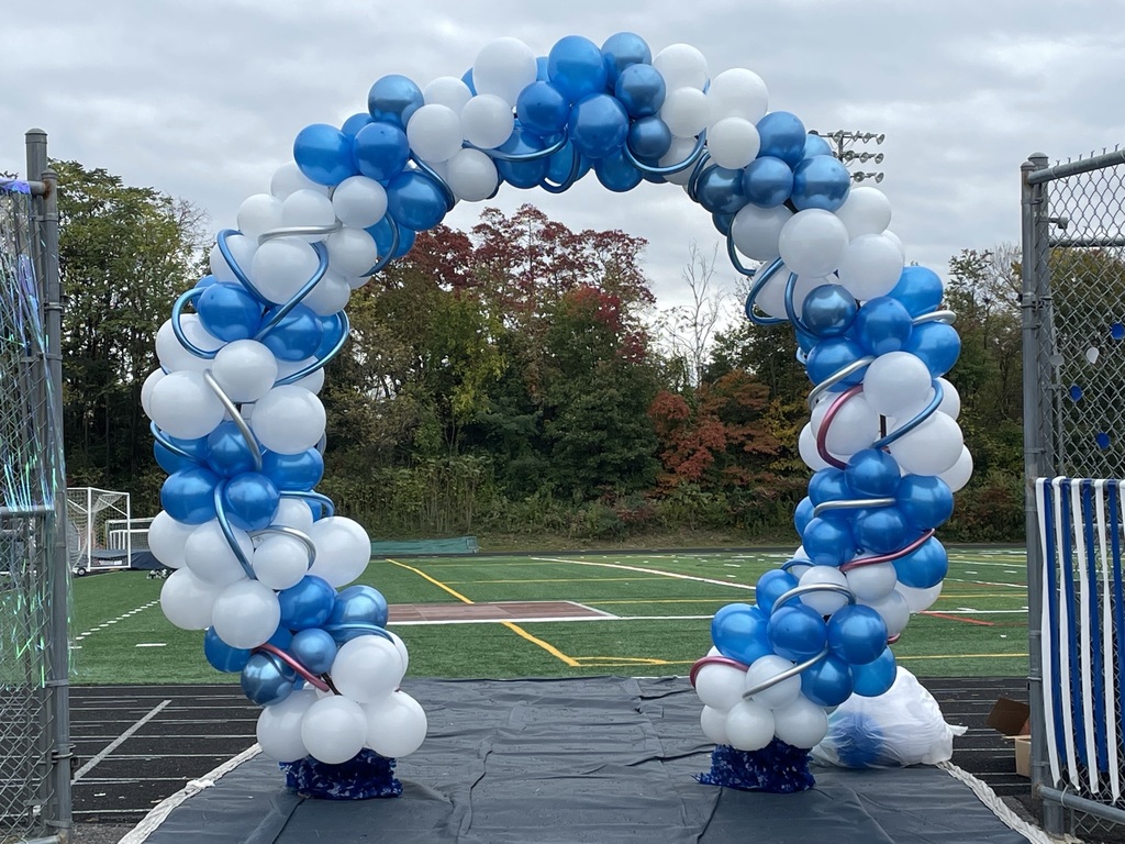 Seniors were at the field early this morning making the balloon arch.